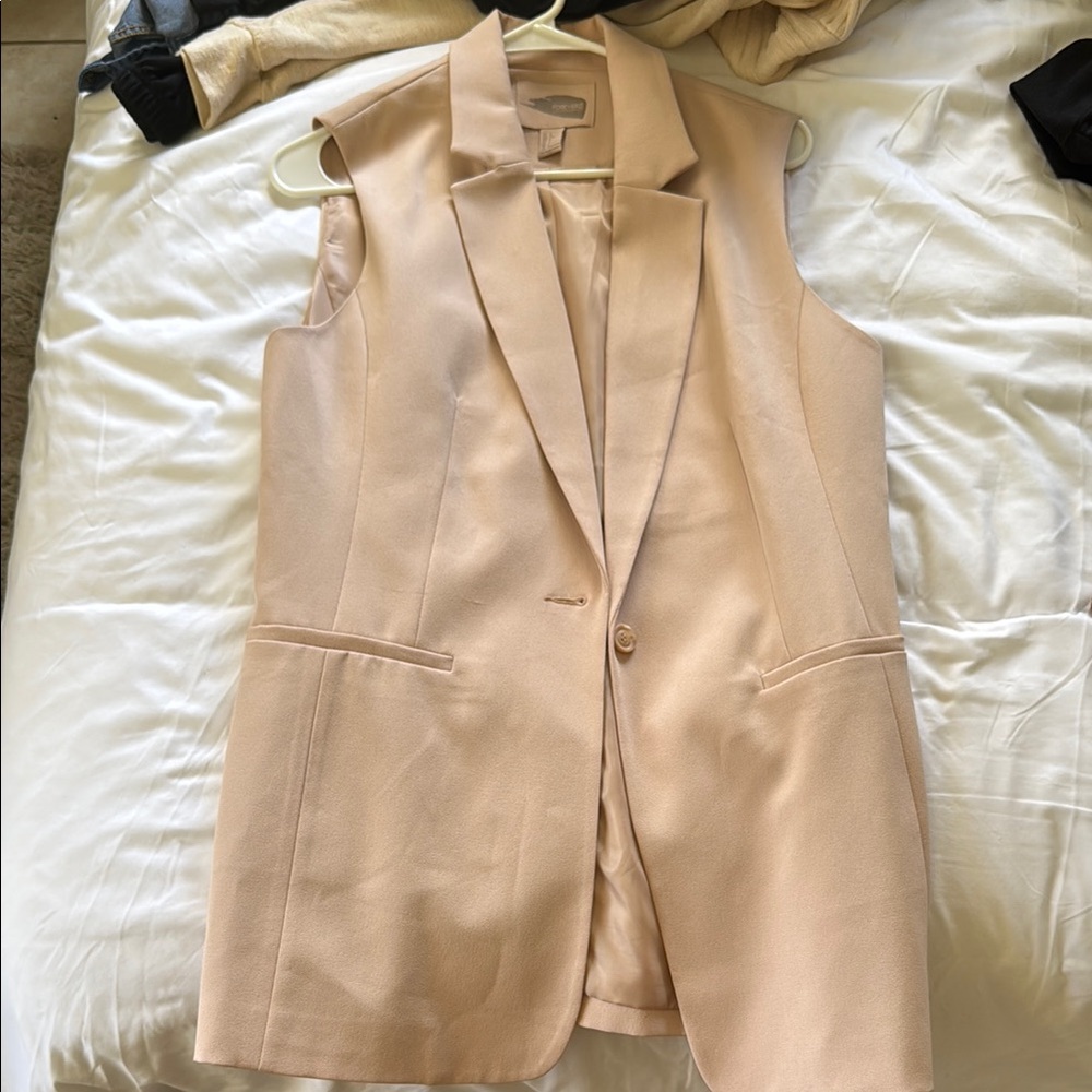 Elegant Women's Sleeveless Blazer in Cream